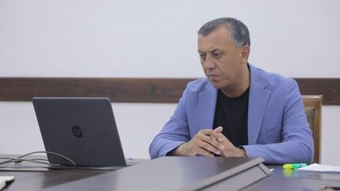 Chiroqchi hokimi fuqaroga qo&lsquo;l ko&lsquo;tardi. U avvalroq so&lsquo;kinishi bilan jamoatchilikka yaxshi tanilgandi
