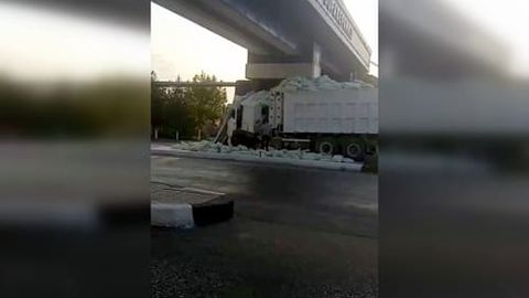 Андижонда юк машинаси темир йўл кўпригига бориб урилди