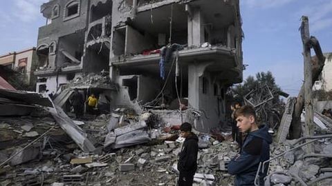 Isroil G&lsquo;azo sektoridagi maktabga zarba berishi oqibatida 100 dan ortiq inson halok bo&lsquo;ldi&nbsp;