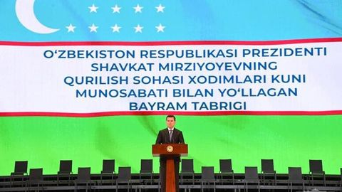 Sherzod Asadov prezidentning quruvchilarga yo&lsquo;llagan tabrigini o&lsquo;qib eshittirdi
