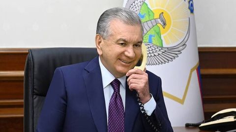 Шавкат Мирзиёев Олимпиада чемпионлари Асадхўжа Мўйдинхўжаев ва Лазизбек Муллажонов билан телефон орқали суҳбатлашди