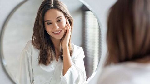 Husnbuzarlarga tegish va quyoshda toblanish: erta qarishga olib keladigan 7 ta odat&nbsp;&nbsp;