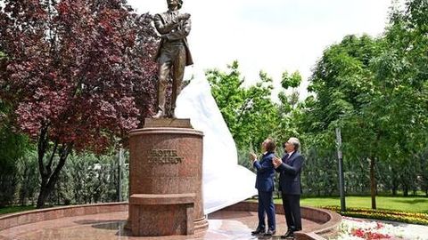 В столице Узбекистана открыли памятник Батыру Закирову&nbsp;