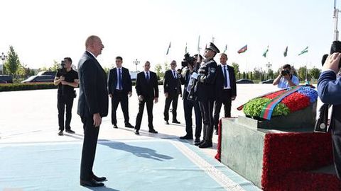 Илҳом Алиев Мустақиллик монументи пойига гул қўйди