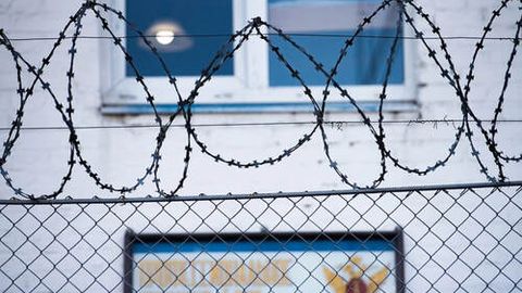 Маҳбуслар Волгоград яқинидаги колония ходимларини гаровга олди: қурбон бор (видео)