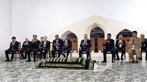 &ldquo;Бу мажмуа буюк маънавий устун бўлиши керак&rdquo; &mdash; Шавкат Мирзиёев Имом Бухорий мақбарасини зиёрат қилди