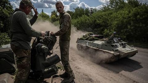 “Агар рус ҳарбийлари қанчалик оз эканимизни билганида, аллақачон олдинга силжиган бўларди” — украиналик ҳарбий