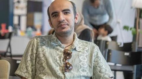 Эрон олий раҳнамосининг твитига нуқта билан жавоб қайтарган блогер 12 йилга қамалди