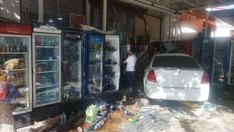 Samarqandda Lacetti yuqori tezlikda kelib, oziq-ovqat do&lsquo;koniga urildi&nbsp;
