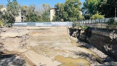 Toshkentda ko&lsquo;p qavatli uy qurilayotgan joyda 3 ta shumtol daraxti ag&lsquo;anadi. Mas&rsquo;ullar ekskavator haydovchisini javobgar qildi