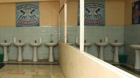 Тошкентдаги мактабда ичимлик суви исроф бўлгани учун директор ўринбосари жаримага тортилди&nbsp;