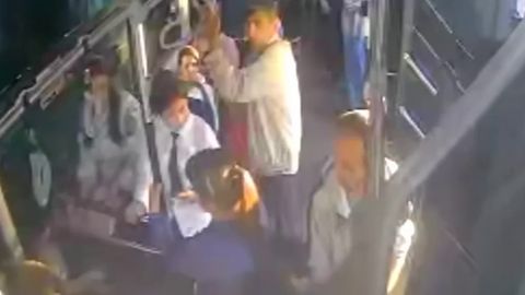 Toshkentda ayolga qo&lsquo;pollik qilgan erkak avtobusdan tushirib yuborildi (video)&nbsp;