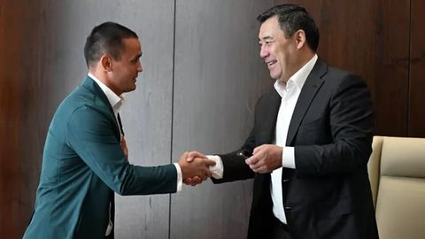Qirg&lsquo;iziston prezidenti Akmal Hasanovga avtomobil sovg&lsquo;a qildi