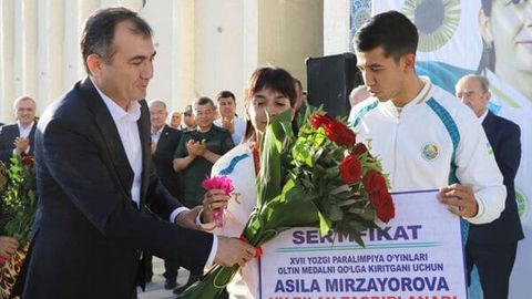 Қашқадарё ҳокими Асила Мирзаёрова ва Довурхон Кароматовга уй совға қилди