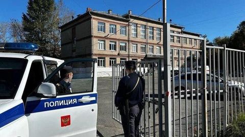 Челябинскда ўсмир болға билан ўқитувчи ва ўқувчиларга ҳужум қилди (видео) 
