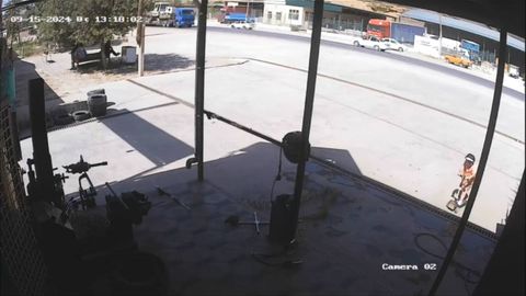 Qashqadaryoda &ldquo;KamAz&rdquo; orqa tirkamasi chiqib ketishi oqibatida uchta transportga borib urildi