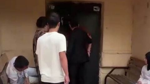 Тошкентда қизини ҳақоратлаган боладан тиз чўкиб кечирим сўрашни талаб қилган эркак қамалди&nbsp;