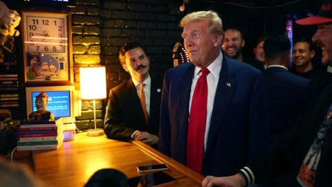 Трамп илк бор биткоинда тўлов қилди. У тарафдорларига бургер сотиб олди (видео)
