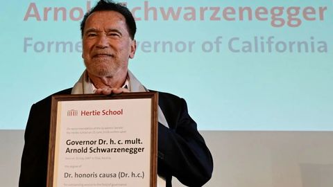 Arnold Shvarsenegger Berlindagi universitetda doktorlik darajasini oldi