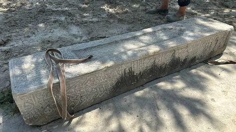 Samarqanddagi qabristondan topilgan qadimiy 2 ta daxma hamda 1 ta qabrtosh o&lsquo;rganildi&nbsp;
