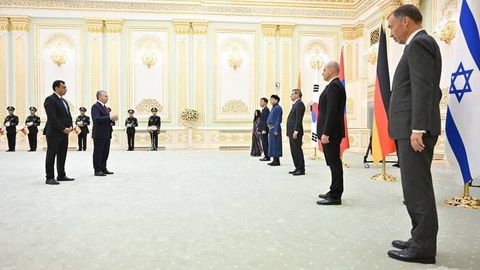Ўзбекистон президенти янги тайинланган хорижий элчилардан ишонч ёрлиқларини қабул қилди (фото)