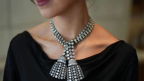 Елизавета II нинг тож кийиш маросимидаги бриллиант тақинчоқ аукционда 2,7 миллион долларга сотилиши мумкин (фото)