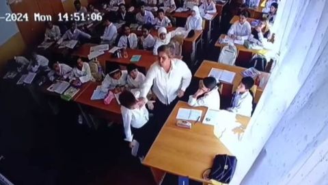 Toshkentdagi maktabda o&lsquo;qituvchi birinchi ish kunida o&lsquo;quvchini kaltakladi (video)