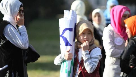 Қозоғистон Олий суди мактабларда рўмол ўрашни тақиқлашни ноқонуний деб топди