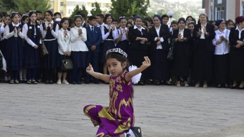 &ldquo;O&lsquo;qituvchilar qizlarni do&lsquo;ppi kiyishga majburlashga haqli emas&rdquo; &mdash; Tojikiston Ta&rsquo;lim vazirligi