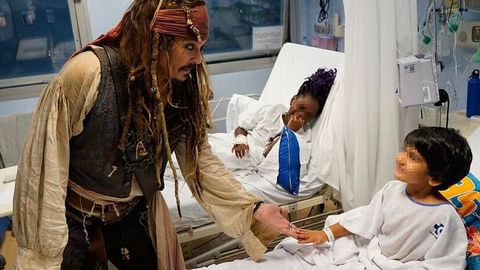 Jonni Depp Ispaniyadagi bolalar kasalxonasiga kapitan Jek Chittak obrazida tashrif buyurdi (video)