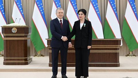 Prezident bir guruh o&lsquo;qituvchi va murabbiylarga davlat mukofotlarini topshirdi (foto)