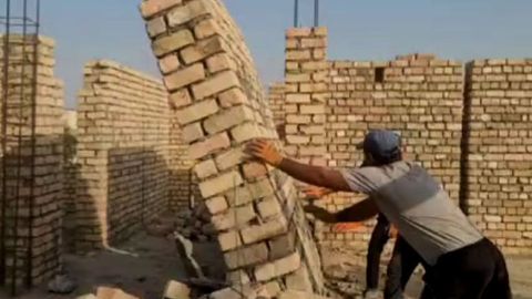 Samarqandda yangi qurilayotgan maktabning sifatsiz devorlari buzdirildi (video)