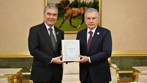 Shavkat Mirziyoyev Gurbanguli Berdimuhamedovga Maxtumqulining o&lsquo;zbek tilida nashr etilgan tanlangan asarlari to&lsquo;plamini sovg&lsquo;a qildi