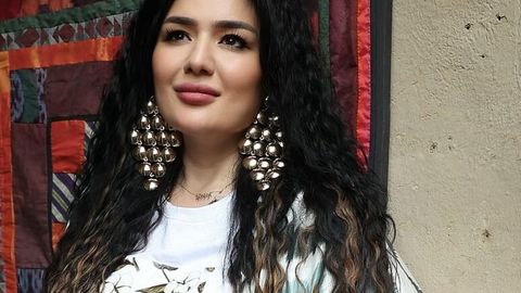 &ldquo;O&lsquo;g&lsquo;lim qizlarimning otasini ada demaydi&rdquo;. Kamola Oripova farzandi bilan uylanmagan yigitga turmushga chiqqani haqida gapirdi