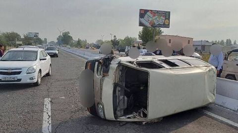 Samarqandda Damas yo&lsquo;lni ikkiga ajratib turuvchi beton to&lsquo;siqqa urilib ag&lsquo;darildi