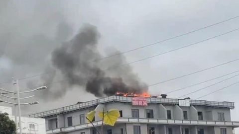Yunusobodda yangi qurilayotgan binoning tomi yonib ketdi