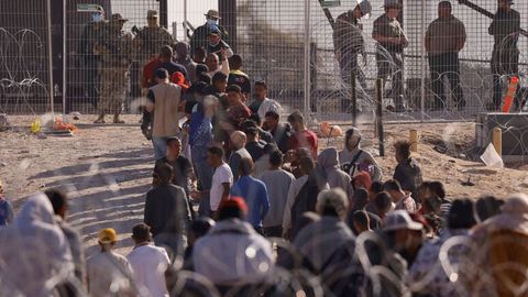 АҚШ ва Мексика чегарасида юздан ортиқ мигрант жазирама сабаб вафот этди