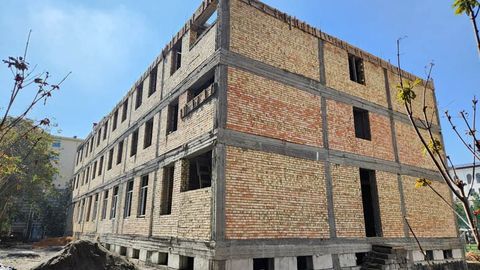 Samarqandda sifatsiz qurilayotgan talabalar yotoqxonasi qurilishi to&lsquo;xtatildi (video)