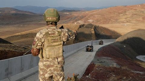 Iran begins construction of border fences with Afghanistan and Pakistan to combat trafficking&nbsp;
