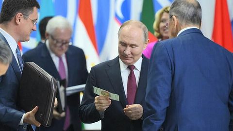 Putinga 100 millionlik ramziy BRIKS kupyurasi sovg&lsquo;a qilindi (foto)