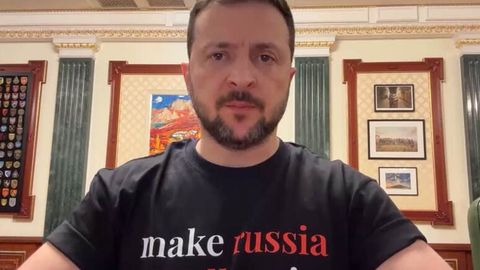 Zelenskiy &ldquo;make russia small again&rdquo; yozuvi tushirilgan futbolkada murojaat qildi