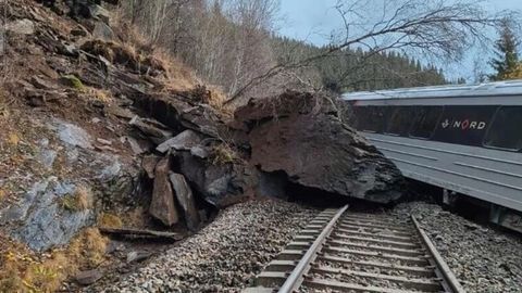 Norvegiyada yo‘lovchi poyezdi relsdan chiqib ketdi 