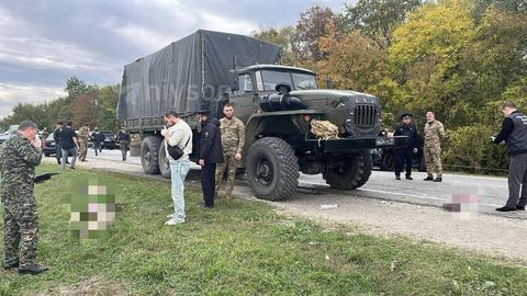 Chechenistonda rus askarlarini olib ketayotgan yuk mashinasi o&lsquo;qqa tutildi (video)