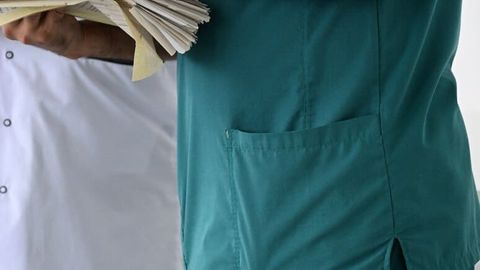 Buxoroda fuqaroga umrbodlik nafaqa va&rsquo;da qilgan tibbiyot xodimi pora bilan ushlandi