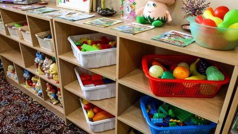 Toshkentda 6 yoshli bolaga qizlar kiyimini kiydirib, ayollar raqsini ijro ettirgan bog&lsquo;cha tarbiyachisi ishdan bo&lsquo;shatildi
