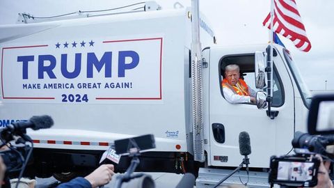 Трамп чиқинди ташиш машинасида сайр қилди (видео)&nbsp;