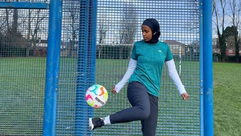 Angliyada musulmon ayol futbolchi shorti kiyishdan bosh tortgani uchun maydonga kiritilmadi