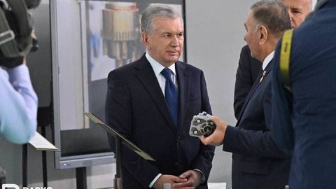 Prezident Navoiydagi sanoat korxonalarining mahsulotlari bilan tanishdi (foto)