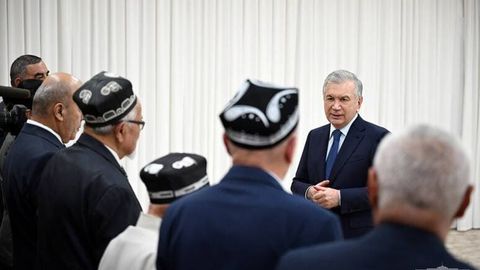 &ldquo;Bu yerga 8 ta tuman, 3 ta shaharning ertangi kuni qanday bo&lsquo;ladi, degan savolga javob topish uchun keldik&rdquo; &mdash; prezident Yangi Navoiy shaharchasi qurilishi bilan tanishdi&nbsp;