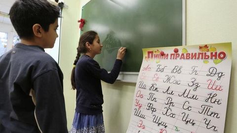 Medvedev rus tilini bilmagan migrant bolalarni maktabga olmaslikka chaqirdi